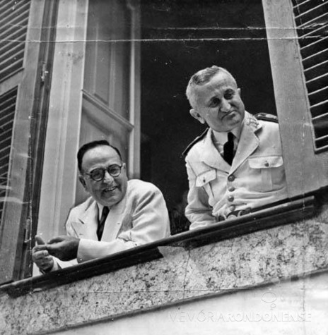 || Getúlio Vargas (e) e o general Eurico Gaspar Dutra numa das janelas do Palácio do Catete, no Rio de Janeiro.
 Imagem: Acervo The Intercept - FOTO 3 -
