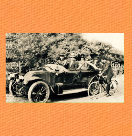 || Em 1909, outro automóvel do mesmo modelo de seis lugares, agora comercializado por Fontana, tendo no banco de traz o sr. Julio Gineste, proprietário do veículo, e na bicicleta, o fotógrafo Domingos Fogiatto.
Legenda de Paulo Roberto Grani.
Imagem: Acervo gazetadopovo.com.br - FOTO 6 - 