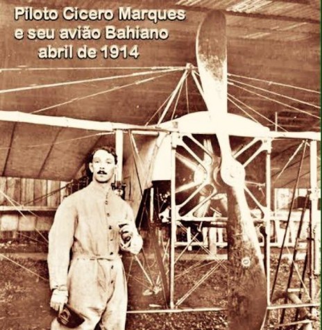 || Piloto Cícero Marques à frente de seu avião 