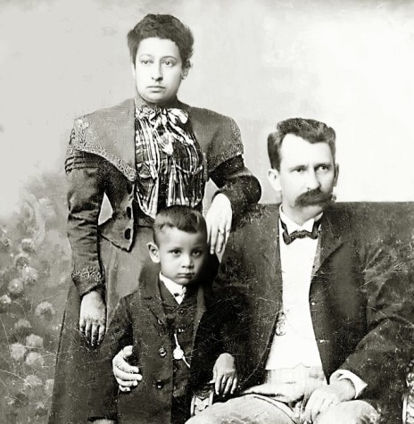 || Professora Júlia Wanderley e família, Frederico Petrich (esposo) Júlio (filho adotivo) em foto de 1905.
Imagem: Acervo do Instituto Histórico e Geográfico do Paraná (HGPR)  - FOTO 4 - 