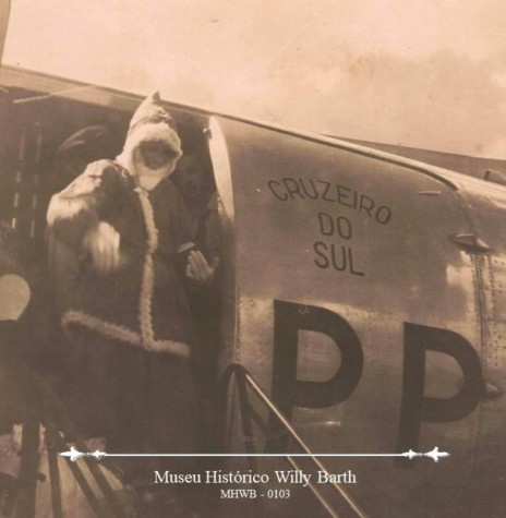 || Desembarque do Papai Noel (Alcides Donin) no aeroporto de Toledo, em dezembro de 1955.
Imagem: Acervo Museu Histórico Willy Barth (Toledo-PR). Doador: Lusilda Chelis, em 25/06/1985. -FOTO 4 -