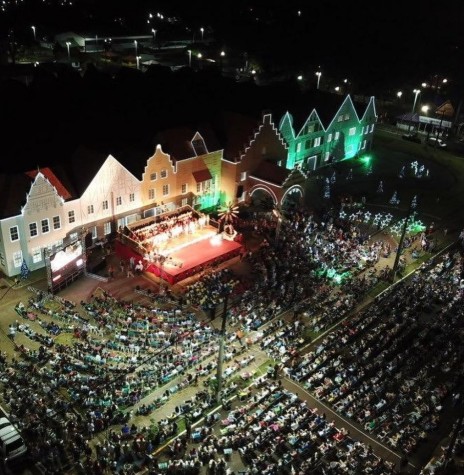 || Vista do público presente a Noite de Luzes 2022, em Marechal Cândido Rondon, em 03 de dezembro de 2022.
Imagem: Acervo Colégio Evangélico Martin Luther - FOTO 27 -