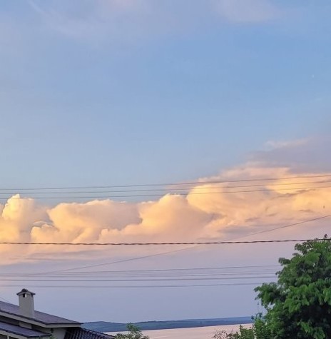 Entardecer com formação de nuvens  cumulo ninbusno interior do município de Marechal Cândido Rondon, no distro de Porto Mendes.
Imagem clicada pela pioneira rondonense Ilda Bet desde o Clube Náutico, em 18 de dezembro de 2022,  com vista do Lago de Itaipu - FOTO 31 - 