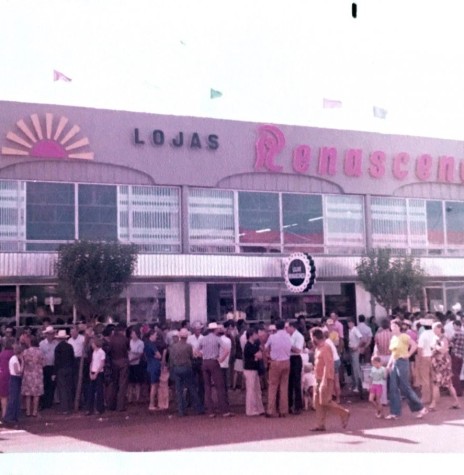 Concentração de populares  na inauguração da filial das Lojas Renascença em Marechal Cândido Rondon, em dezembro de 1977.
Imagem: Acervo Família Pequito - FOTO 10 -