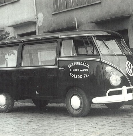 || Kombi VW que foi de propriedade da funerária Poniewass, na cidade de Toledo.
Imagem: Acervo Edith Inge Poniewass - FOTO 7 - 
