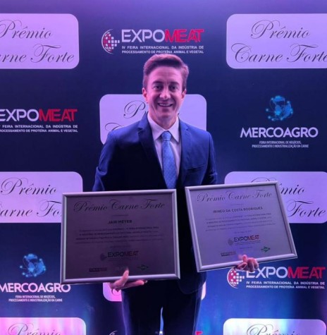 || Jair Meyer, da Lar Cooperativa Agroindustrial, recebendo a premiação durante a ExpoMeat, em março de 2023.
Imagem: Acervo PretonoBranco - FOTO 25  - 