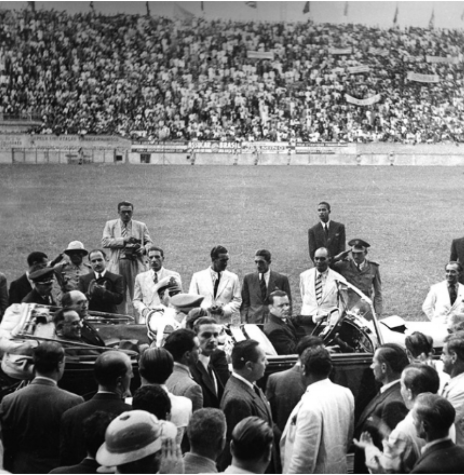 || Getúlio Vargas chegando ao Estádio São Januário, em 1º de maio de 1940, para assinar o Decreto-Lei que institituiu o Salário mínimo no Brasil.
Imagem: Acervo NetVasco - FOTO 2 - 