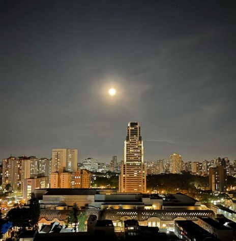 || Noite de Lua Cheia na Capital Paranaense fotografada pela rondonense Alita Rusch, desde o seu apartamento à Rua Duque de Caxias, em 05 de maio de 2023, às 19 horas - FOTO 29 - 