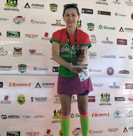 || Maratonista rondonense Rosane Kozerski Kunzler com o troféu de 1º lugar em sua categoria na 1ª Corrida Rústica do Trabalhador de Marechal Cândido Rondon, em abril de 2023. 
Imagem: Acervo pessoal - FOTO 31 - 