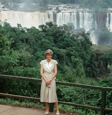 || Princesa Diana fotografada em frente as Cataratas do Iguaçu, em abril de 1991.
Imagem: Acervo 100 Froneiras - crédito Tim Grahn - FOTO 14 - 