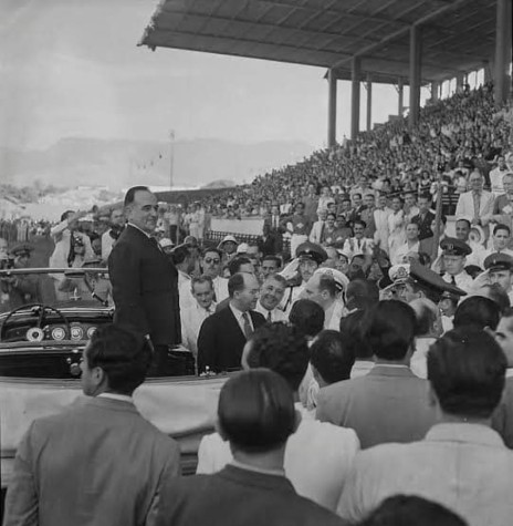 || Presidente Getúlio Vargas  saudando o publico no Estádio São Januário, em 1º de maio de 1940.
Imagem: Acervo NetVasco - FOTO 3 - 