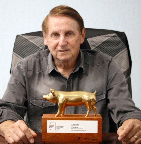 || Suinocultor rondonense Milton Becker com prêmio Agriness 2023, conferido em final de maio de 2023.
Imagem: Acervo O Presente - FOTO 24 -