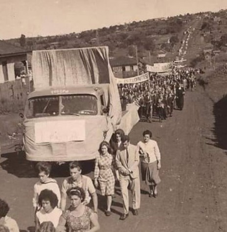 || Outro instantâneo da Marcha da Família com Deus na cidade de Toledo, na Avenida Maripá, em maio de 1964.
Imagem: Acervo Grupo Fotos de Toledo - FOTO 15 