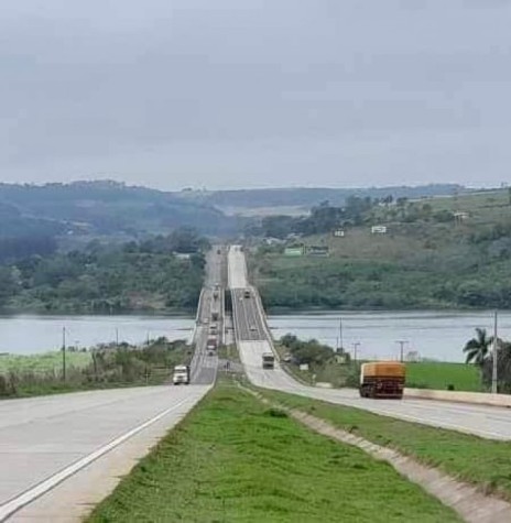 || Vista das duas pontes sobre o Rio Iguaçu, na BR 163, a 2ª (à direita), liberada para o tráfego, em maio de 2023.
Imagem: Acervo Rádio Sudoeste FM - FOTO 24 _ 