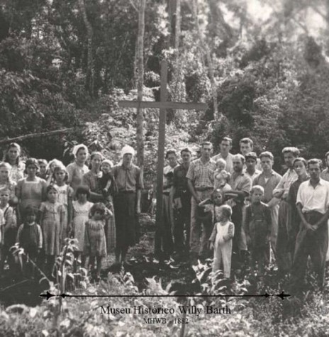 || Moradores da recém criada vila de Novo Sarandi junto ao cruzeiro instalado no cemitério local, em abril de 1952.
Imagem: Acervo Museu Histórico Willy Barth - FOTO 4 - 