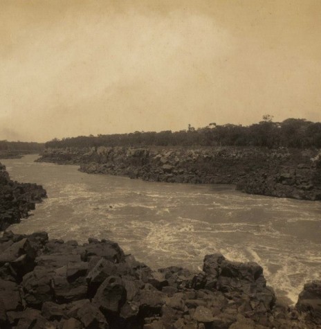 || Outra vista do Rio Paraná no caniôn  a partir das Sete Quedas, clicado provavelmente na década de 1920.
Imagem: Acervo  Matte Larangeira Digital - FOTO 9 - 