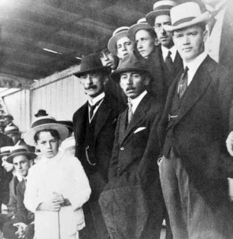 || Affonso Camargo (com chapéu preto e bigode), durante visita de Santos Dumont,em Curitiba, 1916.
Imagem: Acervo Wikipédia - FOTO 5 -