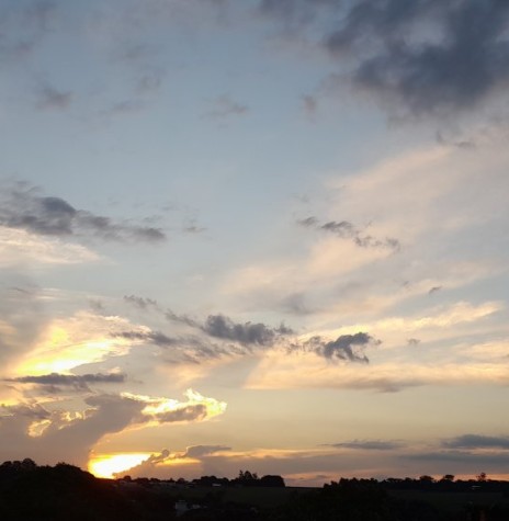 || Pôr do sol em Marechal Cândido Rondon em 09 de abril de 2024, com destaque para a presença de uma nuvem cumulocongestus.Imagem: Acvervo Projeto Memória Rondonense - crédito de Harto Viteck - FOTO 17 - 