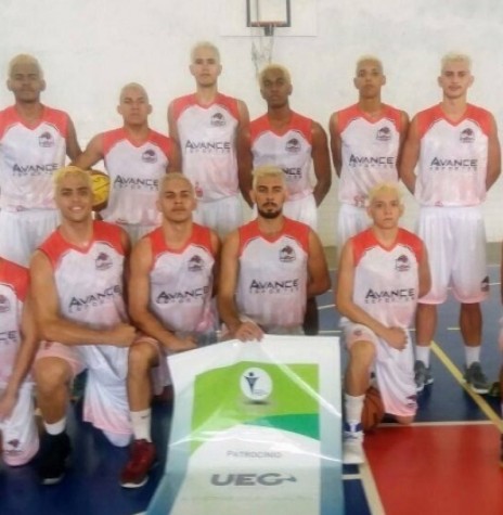 || Equipe de basquete da AROBA campeã brasileira 2017, em Recife, em abril de 2017.
Imagem: Acervo da Federação do Desporto Escolar do Paraná - FOTO 7 -
