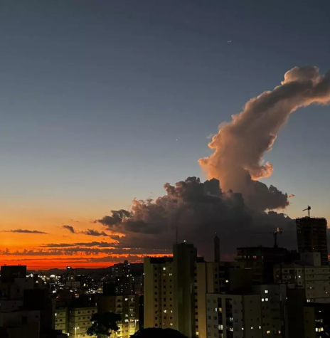 || Nuvem cumulus congestus* ao anoitecer na cidade de Chapécó (SC), em 03 de abril de 2024.
Imagem Acervo ND Mais - crédito de Francisco Lund. - FOTO 20 - 

