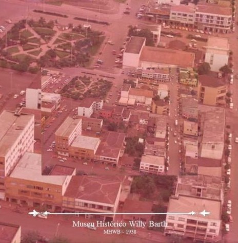 || Vista parcial aérea de Toledo, em abril de 1976, tendo em destaque a Praça Willy Barth, antes Praça Rui Barbosa. 
Doador: Robson Nogueira, em 1996.
Imagem Acervo e legenda do Museu Histórico Willy Barth (Toledo) - FOTO 6 
