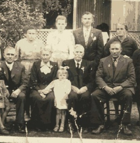 || Pioneiro Ewaldo Henke ( 1º a direita, sentado), junto com seus pais e família, falecido em abril de 1992.  
Imagem: Acervo Norberto Henke - FOTO 1 - 