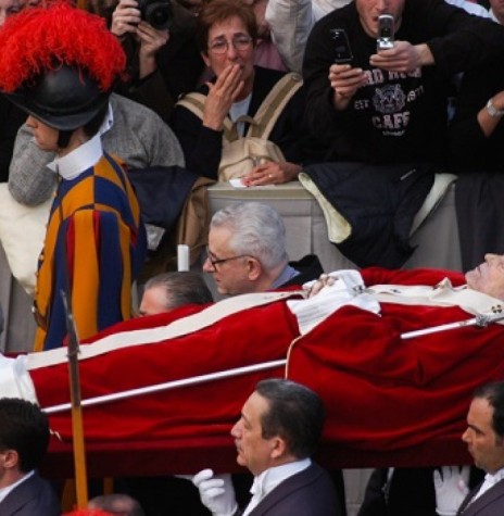|| Corpo do Papa João Paulo II sendo levado para fora da Basílica do Vaticano para os funerais. 
Imagem: Acervo History - FOTO 12 - 