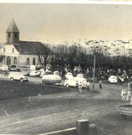 || A primeira igreja (em madeira) da comunidade católica de Marechal Cândido Rondon, demolida em fevereiro de 1976. 
Imagem: Acervo Memória Rondonense  - FOTO 4 -