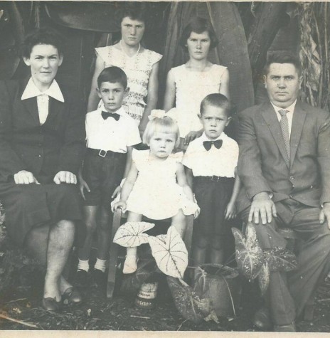 || Casal Maria Dalita Witeck e Roberto Schütz com os filhos,  da esquerda a direta, ao fundo:  Izali e  Marli;  à frente: Neri, Dorly e Clari. 
Imagem: Acervo Dorly Schütz