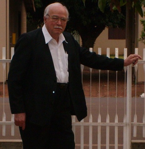 || Maestro e coralista Sigismundo Heinrich, falecido em fevereiro de 2011, fotografado no portão de acesso à sua residência em Marechal Cândido Rondon.
Imagem: Acervo Edela Heinrich - FOTO 13 - 