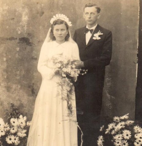 || Noivos Norma Poetcker e  Arlindo Alberto Lamb que casaram em maio de 1943.
Imagem: Acervo da família