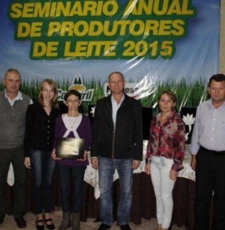 || A produtora de leite Alsi Mielke recebendo a premiação na categoria 