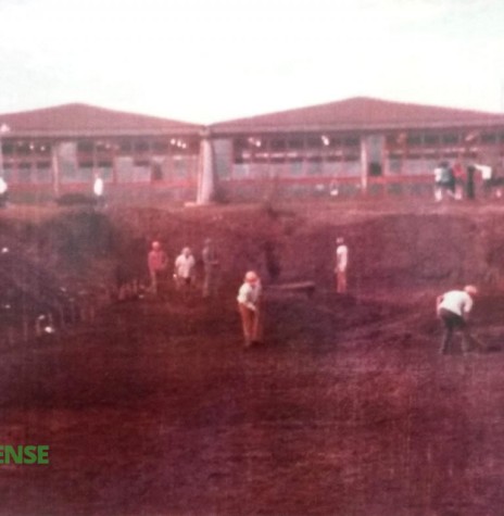 Começo da construção do mini-ginásio do Colegio Estadual Eron Domingues. 
Imagem: Acervo Cristiano Viteck - FOTO 1 - 