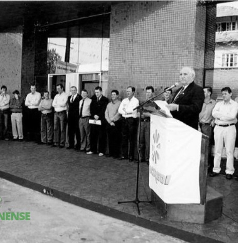 || Seno Lunkes, o então presidente do Sistema Sicredi Paraná discursando na inauguração da 1ª primeira sede própria da Sicredi Costa Oeste, hoje Sicredi Aliança PR/SP.
Imagem: Acervo Sicredi Aliança PR/SP - FOTO 7 - 