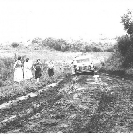 Ônibus que transportou de mudança a família Seyboth de Ipira à então vila General Rondon. 
Imagem: Acervo Família Seyboth - FOTO 3 -