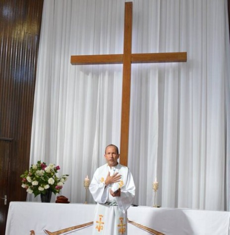 || Pastor Arnildo Munchow oficiando o 11º culto em língua pomerana na Igreja Luterana Cristo. 
Imagem: Acervo Lori Spitzer Speck - FOTO 9 - 