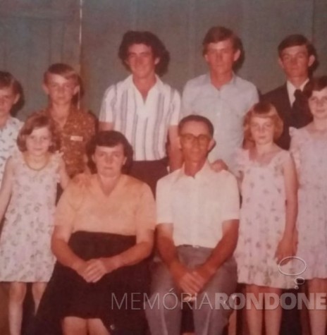 || Pioneiro Arnaldo Storck e esposa Edi com seus filhos, em foto da década de 1970, no casamento do primogênito Alceu com Hildegard Naegele. Da esquerda à direita, excetuado os pais: ao fundo: Vilmar, Vilson, Elmar, Irineu e Alceu. À frente: Nelize, Edeli e Marli Imagem: Acervo Alceu Storck - FOTO 1 -
