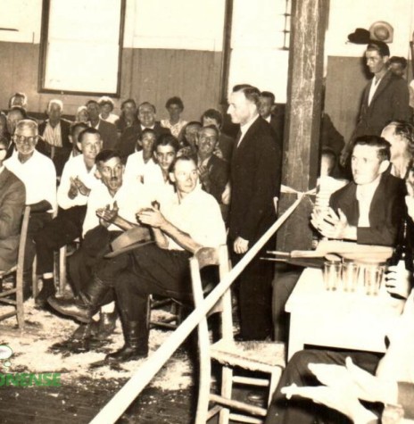 || Arlindo Alberto Lamb (de terno escuro) adentrado ao extinto salão Wayhs para a solenidade de sua posse com primeiro prefeito eleito de Marechal Cândido Rondon, em dezembro de 1961.
Imagem:  Acervo da Família de Arlindo e Norma Lamb - FOTO 1 - 