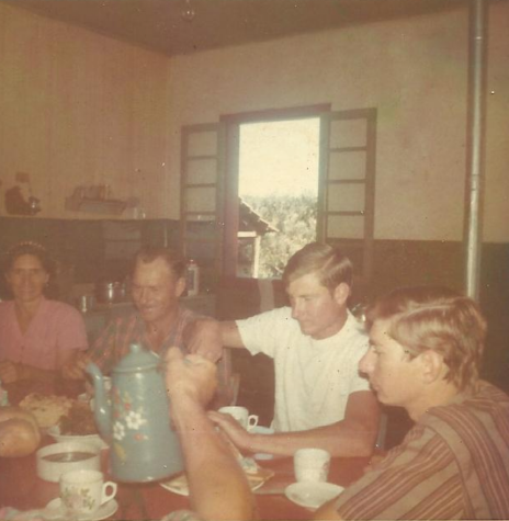 || Estagiário Eric Johnson tomando o café na residência da família Zymslony.
Da esquerda à direita: o casal Tereza (nascida Sauer) e Daniel Zymslony, Eric Johnsson, de camisa branca,  e Adelmo Zymsloni, filho do casal. 
Imagem: Acervo de Adelmo Zmyslony - FOTO 8 -
