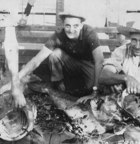 || Lauro Matias Weirich, à direita, com o irmão Atílio após pesca no Rio Paraná. 
Imagem: Acervo Nair Klauck - FOTO 1 -