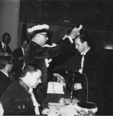 || Dr. Ítalo Fernando Fumagalli recebendo o título de médico pela Universidade Federal de Santa Maria, em dezembro de 1966. 
Imagem: Acervo particular - FACEBOOK - FOTO 6 - 