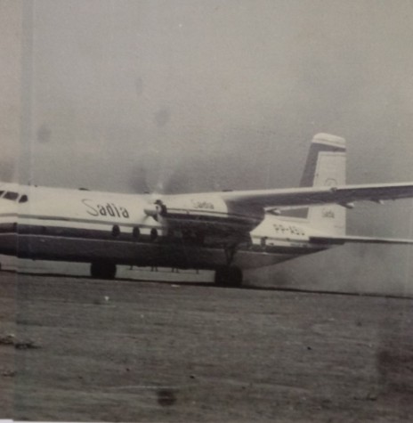 Avião turbo-hélice Dart-Herald em procedimento de pouso ou decolagem no aeroporto na cidade de Toledo, na década de 1960. 
Imagem: Memorial do aeroporto de Toledo - FOTO 2 - 