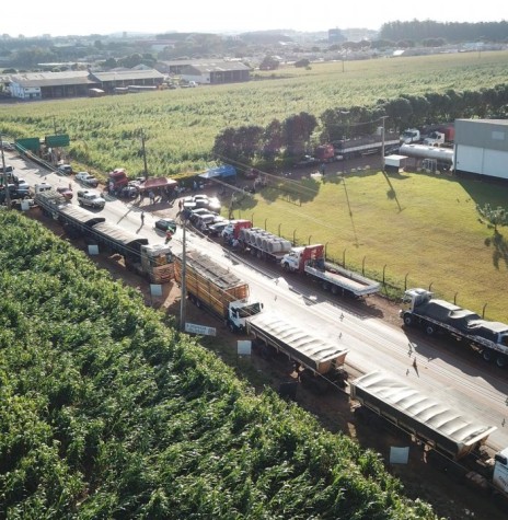 || Paralisação de caminhoneiros na rodiva BR-163, em Marechal Cândido Rondon. 
Imagem: Acervo André Scherer - FOTO 8 -