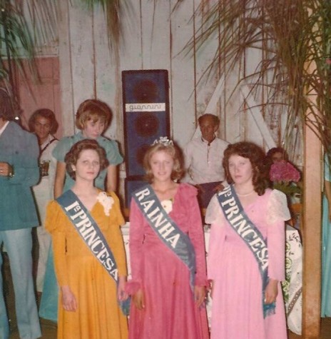 || Elza Hofer, rainha dos estudantes 1977, do então Ginásio Cenecista Luiz Ernesto Fleck, de Iguiporã, ladeada pela 1ª princesa Edi Lemmertz (a) e Leonirce Kroessin (d). 
Imagem: Acervo Elza Hofer - FOTO 4 - 