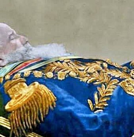 Corpo de D. Pedro II em seu leito de morte, tendo sob a sua cabeça um travesseiro  com uma porção de terra brasileira - um pouco de cada província.
 Imagem: Acervo  Ferris Lucis - FOTO 2 –