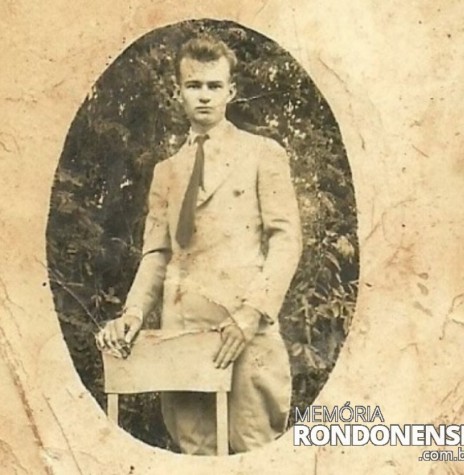 || Jovem Ewaldo Graff, pioneiro de Marechal Cândido Rondon, onde chegou com a sua família em 08.10.1953
Fotografia tirada no Rio Grande do Sul. 
Imagem: acervo: Vilton Graff  - FOTO 1 - 
