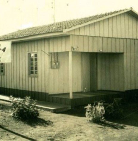 || Primeira unidade escolar  da APAE - Marechal Cândido Rondon, na esquina das Ruas D. João VI e Pernambuco, inagurada em março de 1976.  Anos depois a construção foi demolida e edificada o prédio onde hoje está instalada a unidade da PMPR. 
Imagem: Acervo Memória Rondonense - FOTO 1 - 