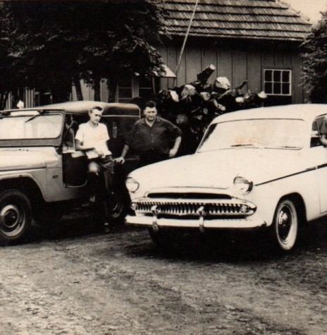 || Ervino von Borstel, no centro, e seus dois carros de praça, com os respectivos motoristas,  no pátio do  Bar Floresta, (primeiro ponto de parada de ônibus de Marechal Rondon).
À direita, motorista Nelson Strenske e, à direita, Arnildo Dickel. 
Imagem: Acervo Lizelotte von Borstel - FOTO 1 - 
