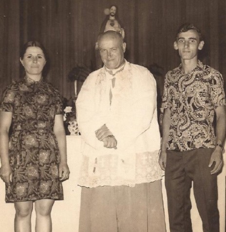 || Padre José Gaertner SVD entre os professores Rozalina Parizotto Cemin e Tarcísio Bartzen, em Porto Mendes, religioso falecido em abril de 1977. 
Imagem: Acervo Rosalina Cemin - FOTO 4 - 