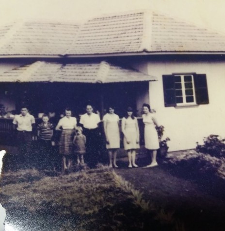 || Casal Leonel e Herta Sander com os filhos em frente a sua residência, em fotografia de 1965. 
Imagem: Acervo Remi e Lídia Agnes . - FOTO 6 - 
